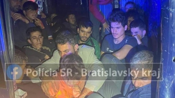 Na Pezinskej Babe zadržali viac ako dve desiatky migrantov
