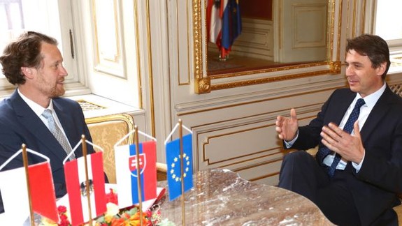 Primátor s veľvyslancami: Bratislava nesúhlasí s&nbsp;ropovodom