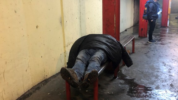 Zmení sa to niekedy? Takýto pohľad sa vám naskytne na zastávke pri Hlavnej stanici