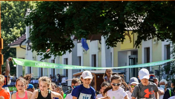 Radíme: Predísť bolestiam chrbta u detí pomáha správne sedenie i pohyb