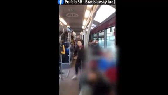 VIDEO: Za upozornenie na zákaz fajčenia útoky. Nepoznáte ženu na videu?