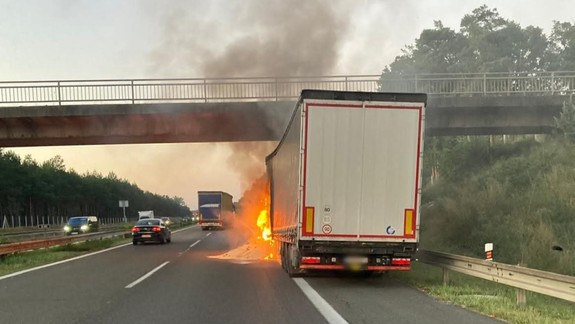 Na diaľnici D2 v smere do Bratislavy začal horieť kamión