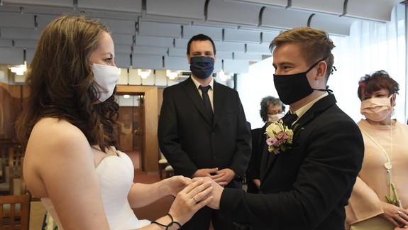 Hygienici odporúčajú zvážiť účasť na bohoslužbách, krstoch, pohreboch či sobášoch