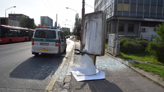 FOTO: Polícia hľadá svedkov nehody, pri ktorej vodič narazil do reklamnej tabule