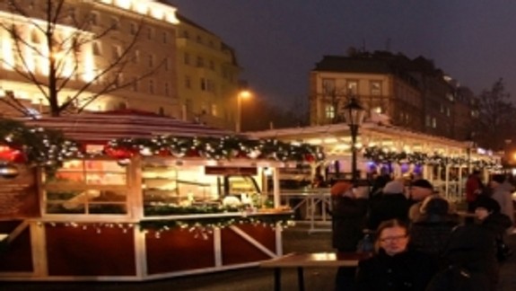 Pozrite si stromček, ktorý bude už v pondelok na Hviezdoslavovom námestí