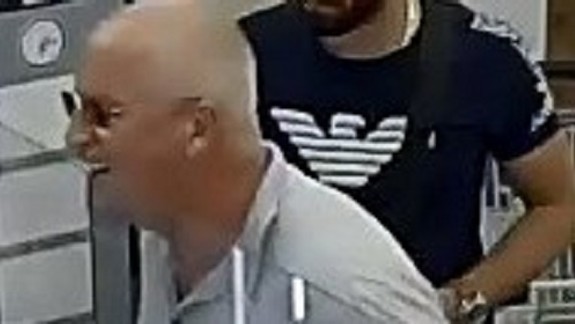 Nepoznáte tohto muža? Hľadajú ho v súvislosti s neuveriteľným podvodom