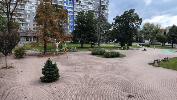 Revitalizácia dvoch petržalských námestí: rozdielny prístup mesta a mestskej časti, výsledok je zatiaľ rovnaký