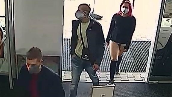 Poznáte túto trojicu? Policajtom by mohli pomôcť objasniť krádež notebooku