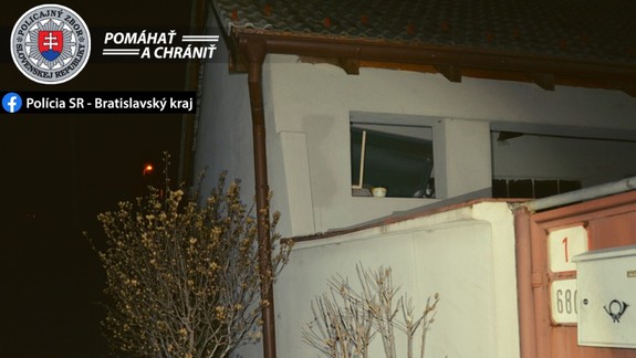 FOTO: Na Štedrý deň zadržala polícia 63-ročného muža z Pezinka pre krádež vo Svätom Jure