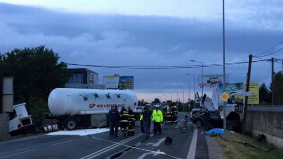 Pri nehode zomrel 46-ročný muž, dvaja ľudia sa ťažko zranili