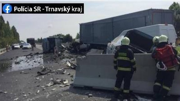 FOTO: Na diaľnici D1 sa stala vážna nehoda a museli ju smerom do Piešťan uzavrieť!