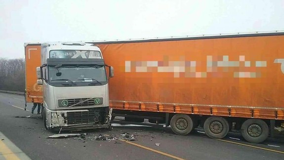 FOTO: Nehoda na D1, diaľnica je neprejazdná