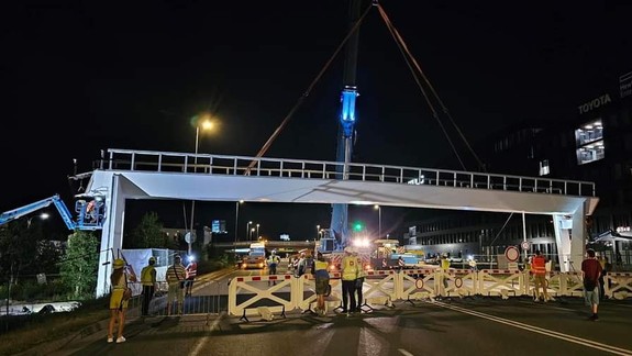 V Ružinove pribudol nový nadchod pre chodcov, osadili ho počas noci