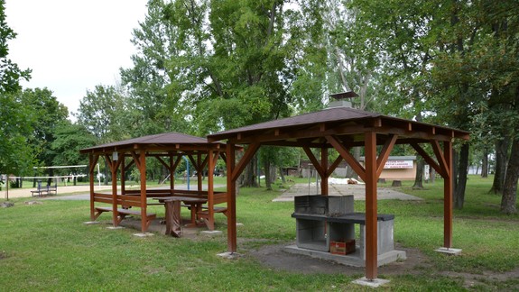 Hľadáte miesto na opekačku? Vyskúšajte koliby a altánky pri jazere na Zlatých pieskoch...