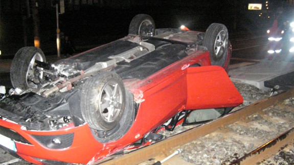 Na Botanickej ulici skončilo auto v električkovej trati