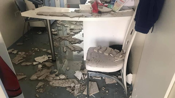 VIDEO a FOTO: Vytopilo Polikliniku Šustekova, stropné podhľady nevydržali váhu vody!