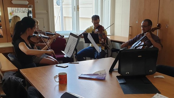 Spomienka na Deža: Sídliskom v Dúbravke budú znieť aj sláčiky