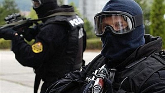 V Devínskej Novej Vsi bola v utorok policajná razia