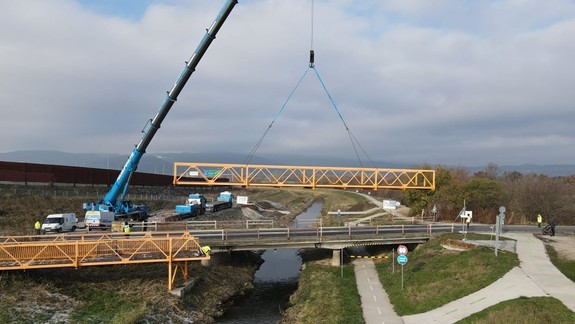 Unikátna technická operácia: Preložili cyklolávku cez Šúrsky kanál, ktorá spojí Vajnory s cyklotrasou Jurava