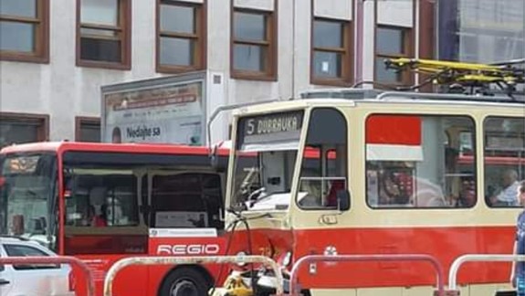 FOTO: Na Račianskej sa zrazili dve električky, hlásia zranených