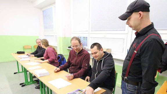 Voľby: V Dúbravke hlasovali prví voliči hneď v prvých minútach