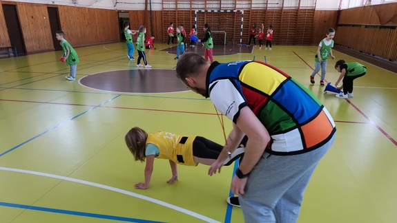 Keď nepríde dieťa za trénerom, musí prísť tréner za dieťaťom. A kam inam ako na hodinu telesnej výchovy?