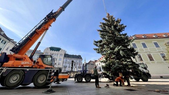 FOTO: Na Hlavnom námestí už stojí vianočný stromček