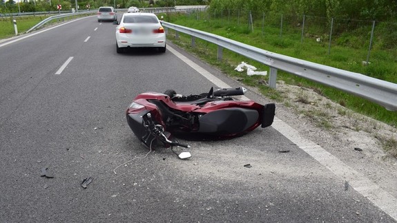 Nehoda: Motorkár za zákrutou zišiel z cesty a narazil do zvodidiel