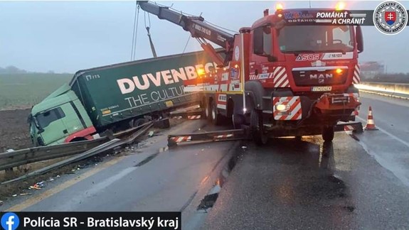 VIDEO: Polícia musela pre nehodu kamiónov úplne uzavrieť diaľnicu D1 smerom do Bratislavy