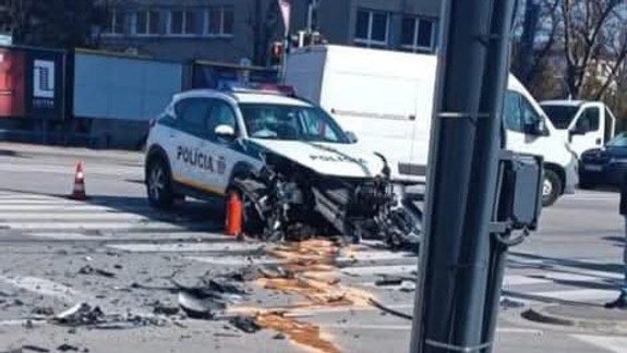 Nehoda: Policajti pri výcviku vodiča narazili do škodovky, vodičku zranili