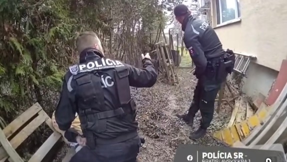 VIDEO z akcie: Policajti spacifikovali muža, ktorý sa v predajni potravín vyhrážal nožom