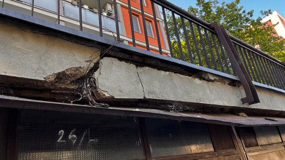 Vlastníci garáží  z Februárky: Zatekajúcu strechu musíme len plátať a dôvod nepochopíte