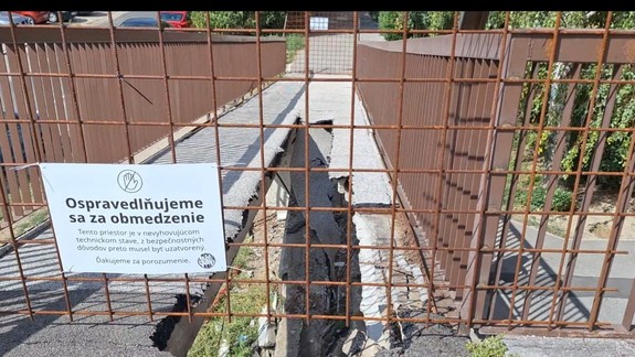 Katastrofálny stav: Prepadla sa rampa vedúca na pochôdznu terasu Vlastenecké námestie-Jungmannova