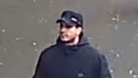 Nepoznáte tohto muža? Polícia sa snaží objasniť bankovú lúpež