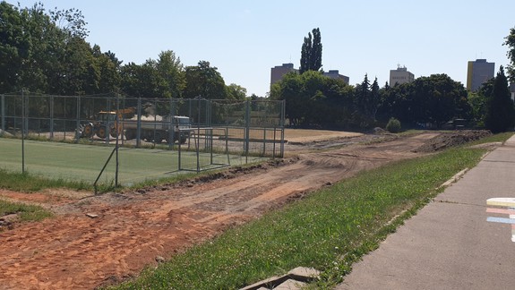 Práce sú na novom športovisku v Dúbravke v plnom prúde. Môžete si vyskúšať aj hod oštepom