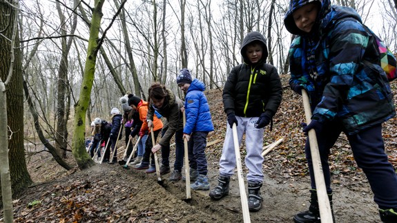 FOTO: Na Železnej studničke dnes stavali zábrany na záchranu žiab