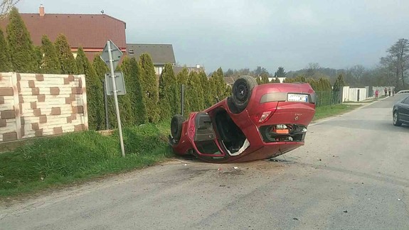 FOTO: Ďalšia hrozivo vyzerajúca nehoda v Budmericiach - auto aj s posádkou po nej skončilo na streche!