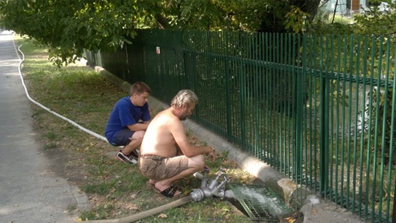 Schladiť sa v teplom počasí pomáhali zvieratám v ZOO aj hasiči