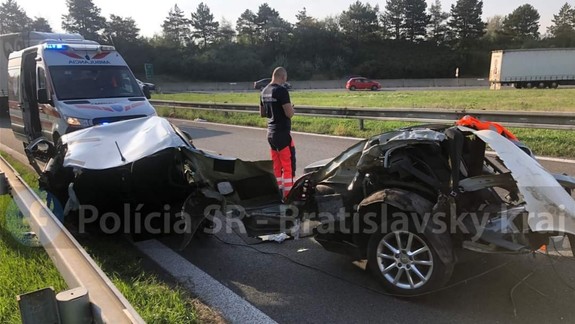 Neuveriteľné: Pri nehode na diaľnici roztrhlo auto na dve časti, vodič sa nezranil