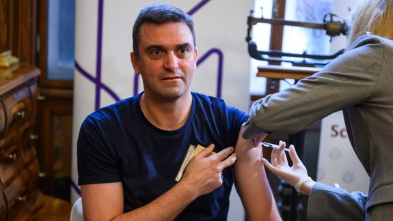 Bojujú proti hoaxom: Vedci a lekárnici sa nechali pred kamerami zaočkovať