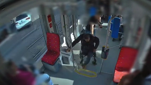VIDEO Agresívny vozičkár v električke: Najskôr udrel ženu päsťou,  potom vytiahol teleskopický obušok