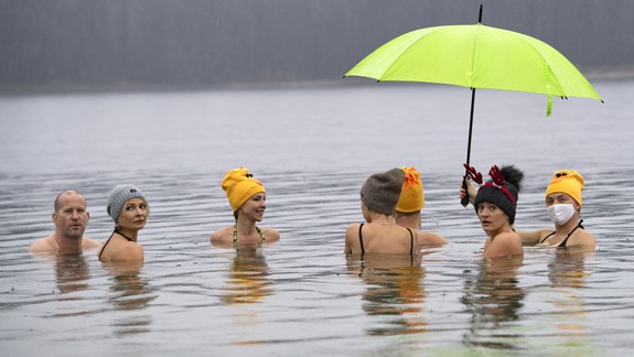 Ľadové medvede si na Štedrý deň zaplávali vo Veľkom Draždiaku
