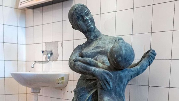 Poklad na záchode: V zdravotnom stredisku v Petržalke objavili dielo známeho sochára Kostku