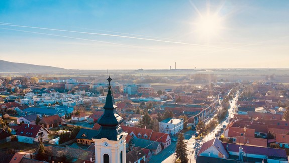 Kostol sv. Petra a Pavla v Záhorskej Bystrici má zrekonštruovanú helmicu