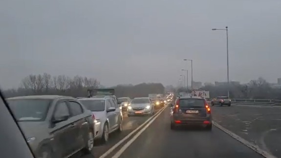 VIDEO: Pozrite si, aké kolóny vznikli na hraničných priechodoch do Rakúska