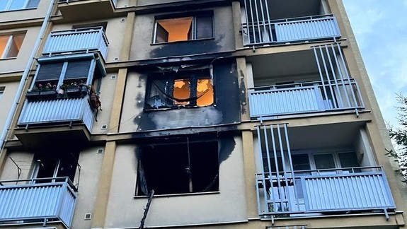 Byt v plameňoch: Na Kyjevskej ulici v Novom Meste nadránom vypukol požiar, spôsobila ho elektrokolobežka