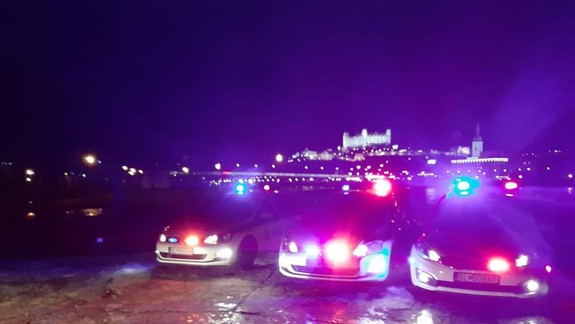 FOTO: Aj policajti sa na Vianoce trochu odreagovali - pozrite sa, aké pekné fotky si urobili