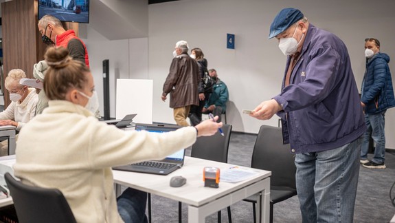 Očkovanie: Záujemcom o tretiu dávku odporúča ministerstvo registráciu, vyhnú sa tak čakaniu pred centrami