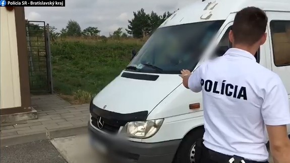 Neďaleko Bratislavy údajne dvaja muži lákali chlapca do bielej dodávky. Ponúkali sladkosti