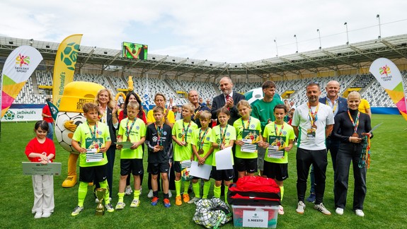 Bratislavský kraj má medailu z najväčšieho školského futbalového turnaja na Slovensku. Kalinkovo získalo tretie miesto